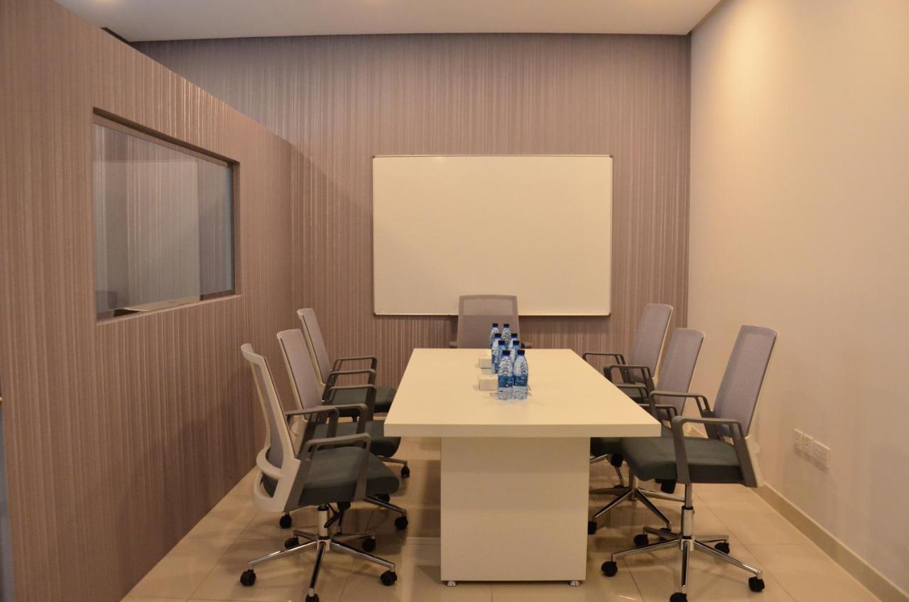The Lodge Suites Al Manamah Esterno foto
