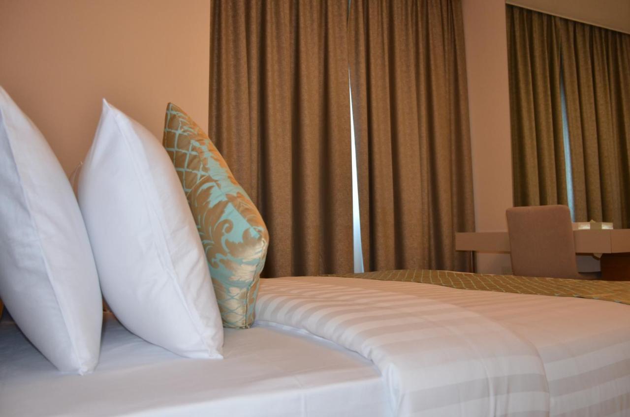 The Lodge Suites Al Manamah Esterno foto